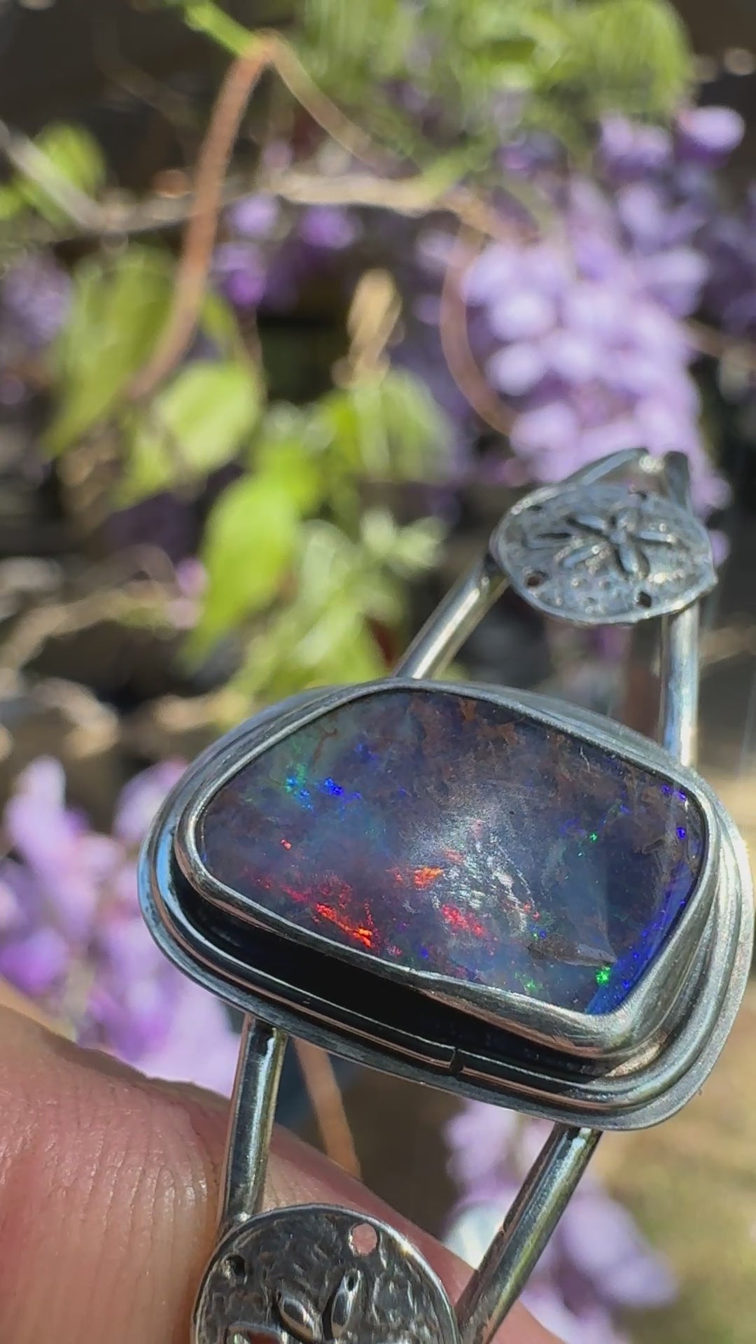 Pazifischer Ember Australischer Opal-Manschette mit Seestern-Akzenten